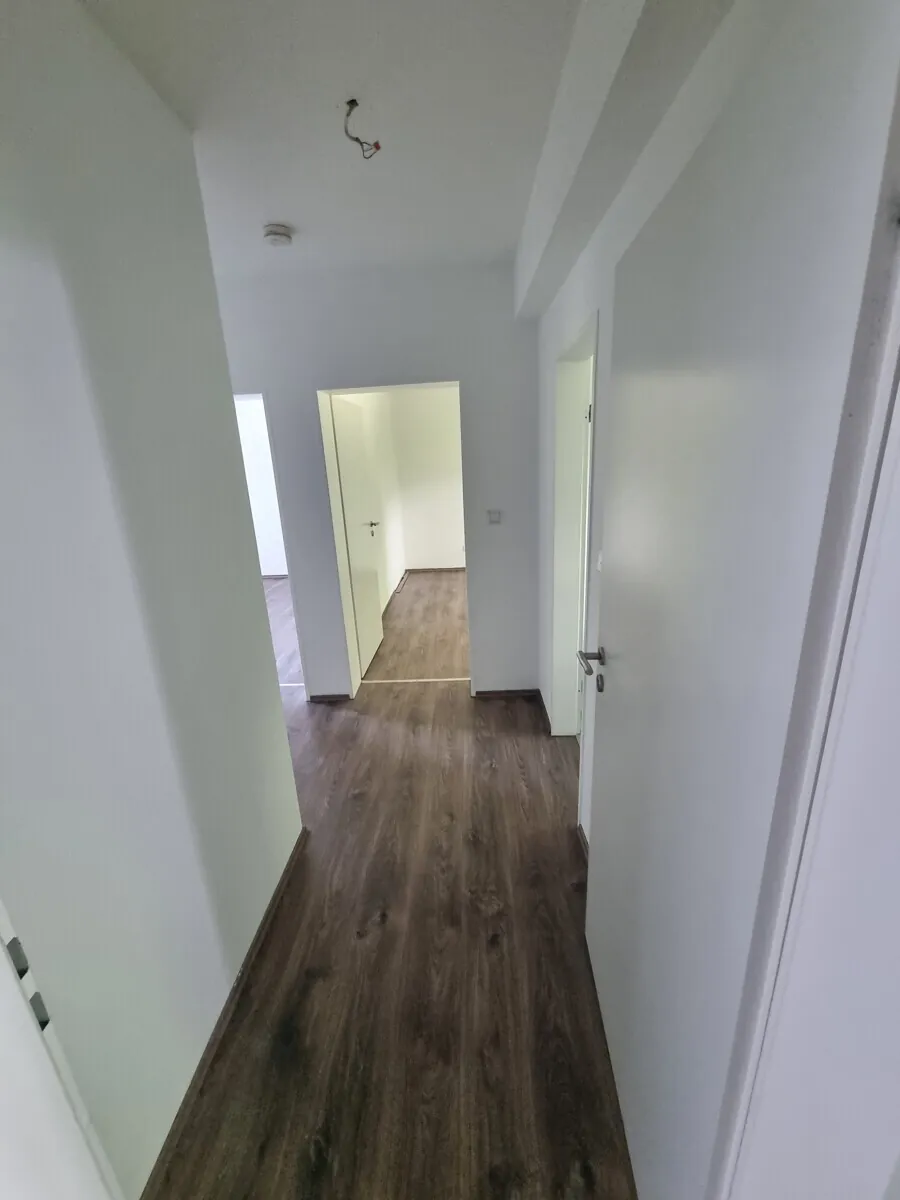 Mehrfamilienhaus mit 8 Wohnungen und 8 Garagen, Bild 9